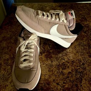 Very nice *Authentic* Nike Tailwind 79’ in excellent condition size 10 (Pumice)